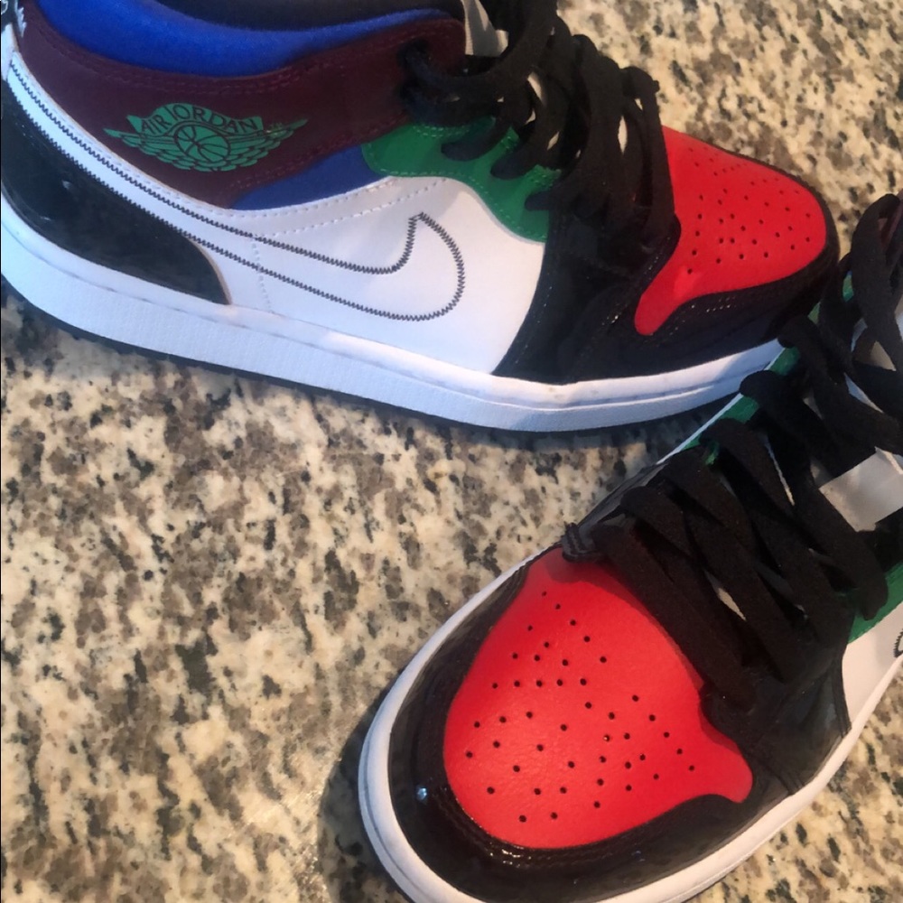 Jordan 1 mid - size US 7.5 women’s